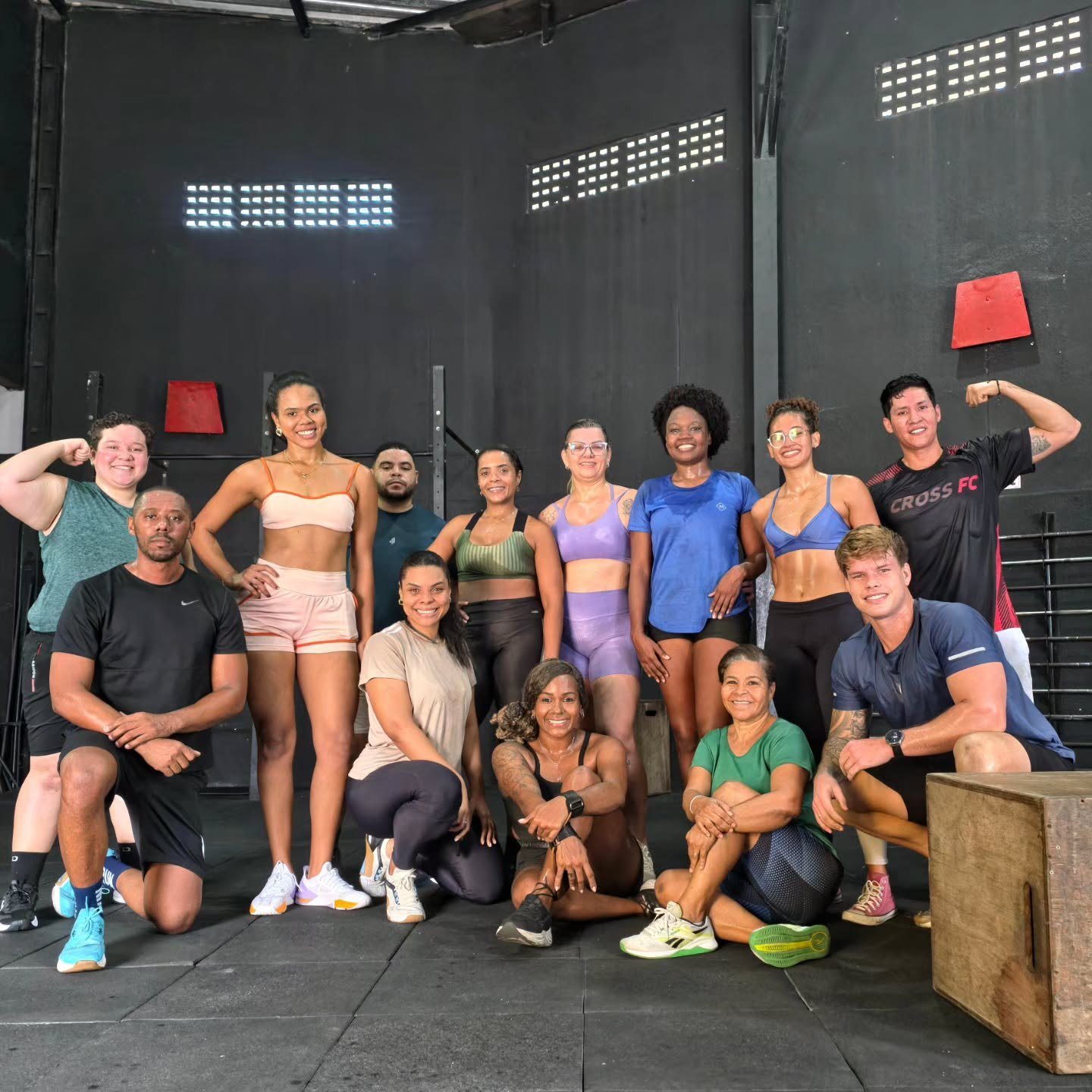 Turma da Cross FC reunida dentro do box