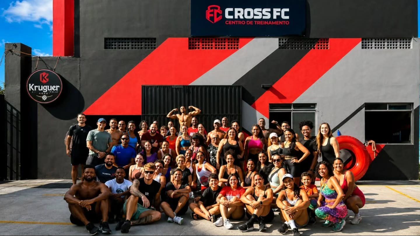 Alunos da Cross FC reunidos em frente à fachada do centro de treinamento